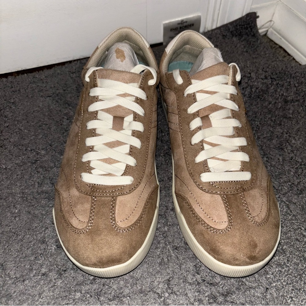 Dr. Scholl's Tan and Cream Sneakers